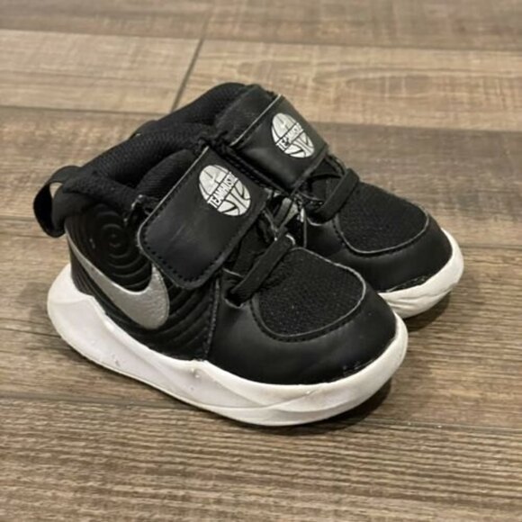 Nike Team Hustle D 9 (TD) Black/Metallic Silver AQ4226-001 Toddler Size 4C - Picture 1 of 10